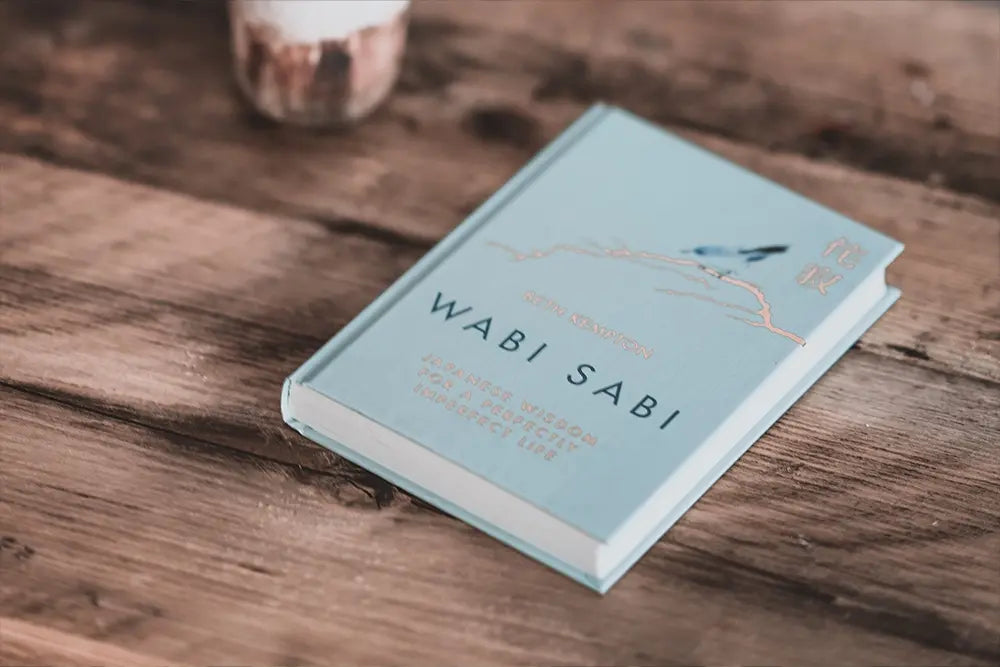 wabi sabi livre posé sur table en bois