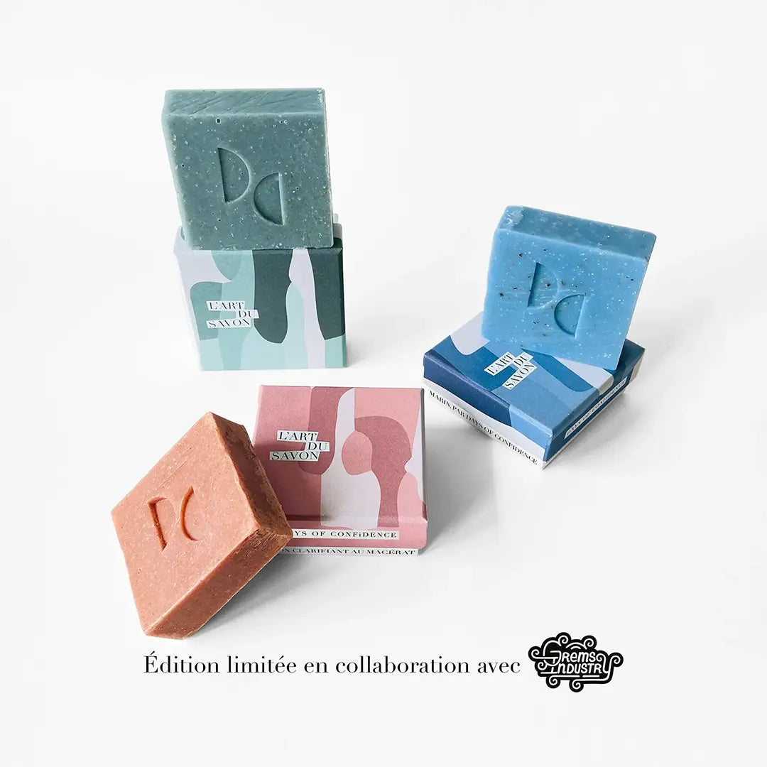 Photo de 3 savons nude et leur packaging vert bleu rose