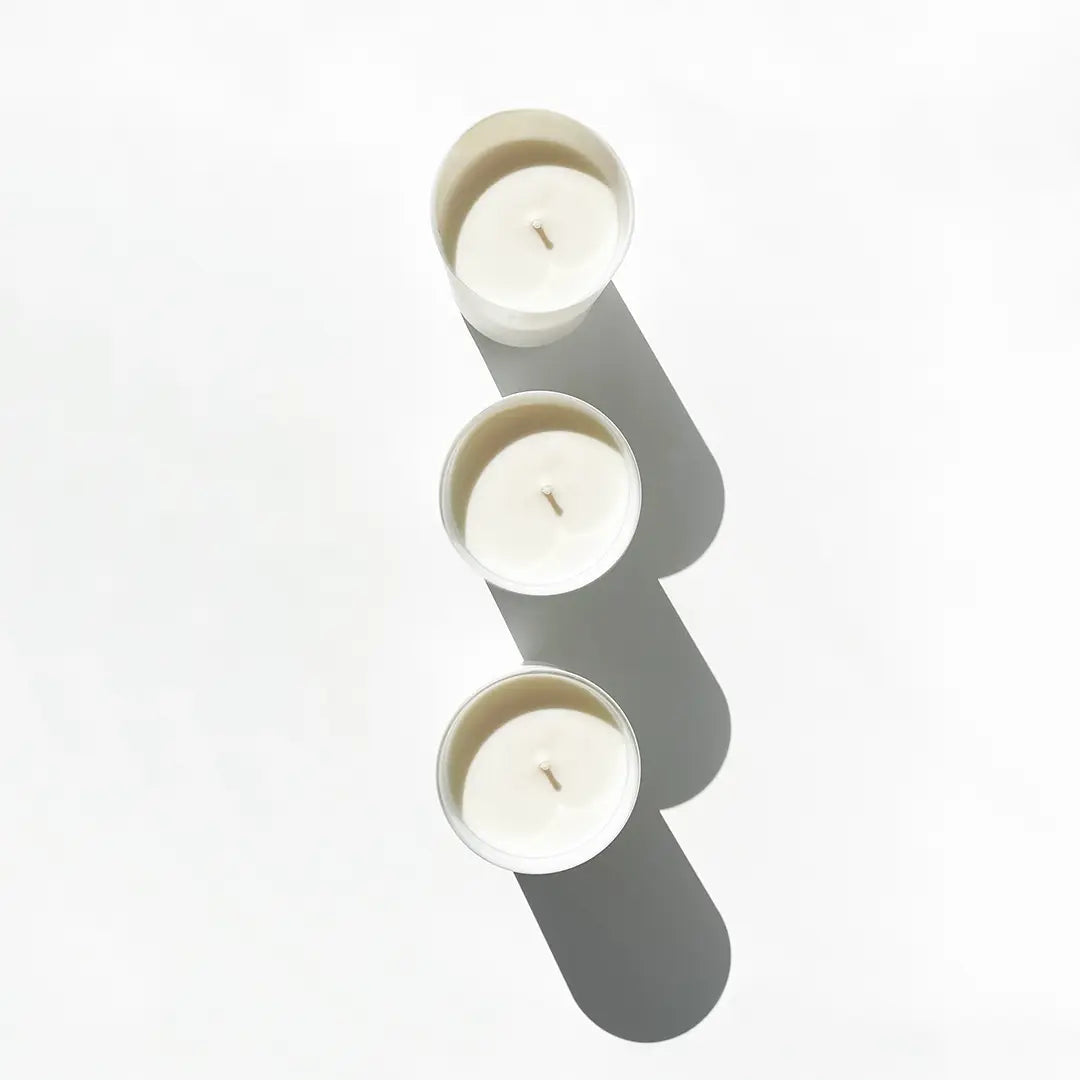 trois bougies artisanales fabriquées en france vue de haut avec ombres sur fond blanc parfum de grasse