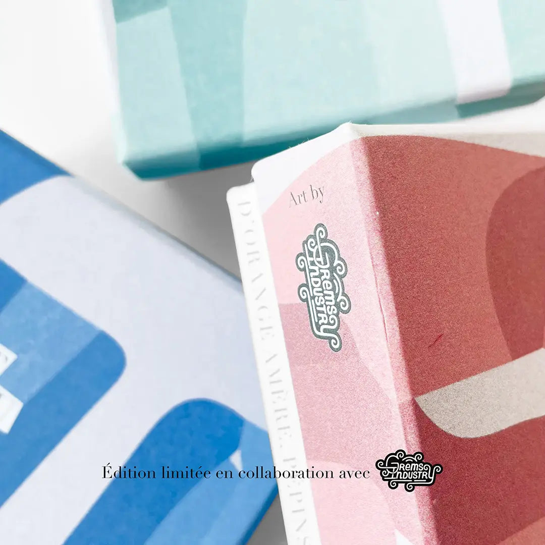 Photo focus sur le packaging 3 savons vert bleu rose logo de l'artiste