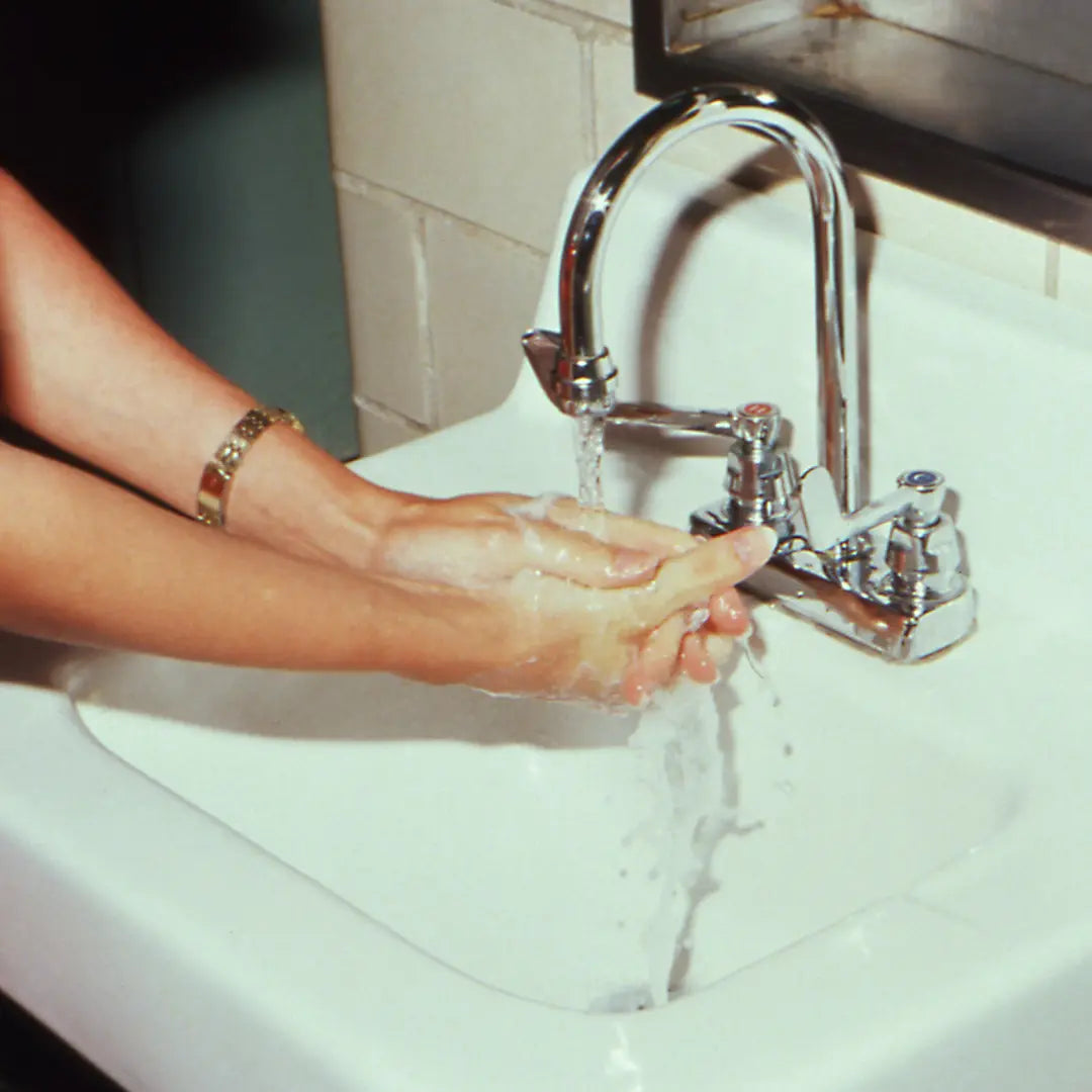 photos lavage de mains dans évirer blanc avec filet d'eau