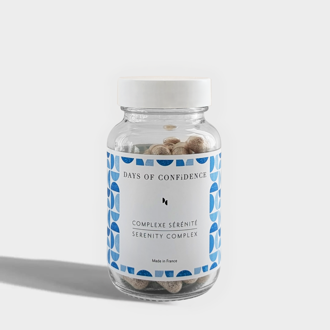 photo packshot sur fond blanc complément alimentaire sérénité pour sommeil réparateur et se débarasser du stress et anxiété belle peau marque beauté bien être holistique days of confidence packaging blanc et capuchon bleu anxiété complément alimentaire complement alimentaire pour stress complément alimentaire anti stress complément alimentaire sommeil profond 